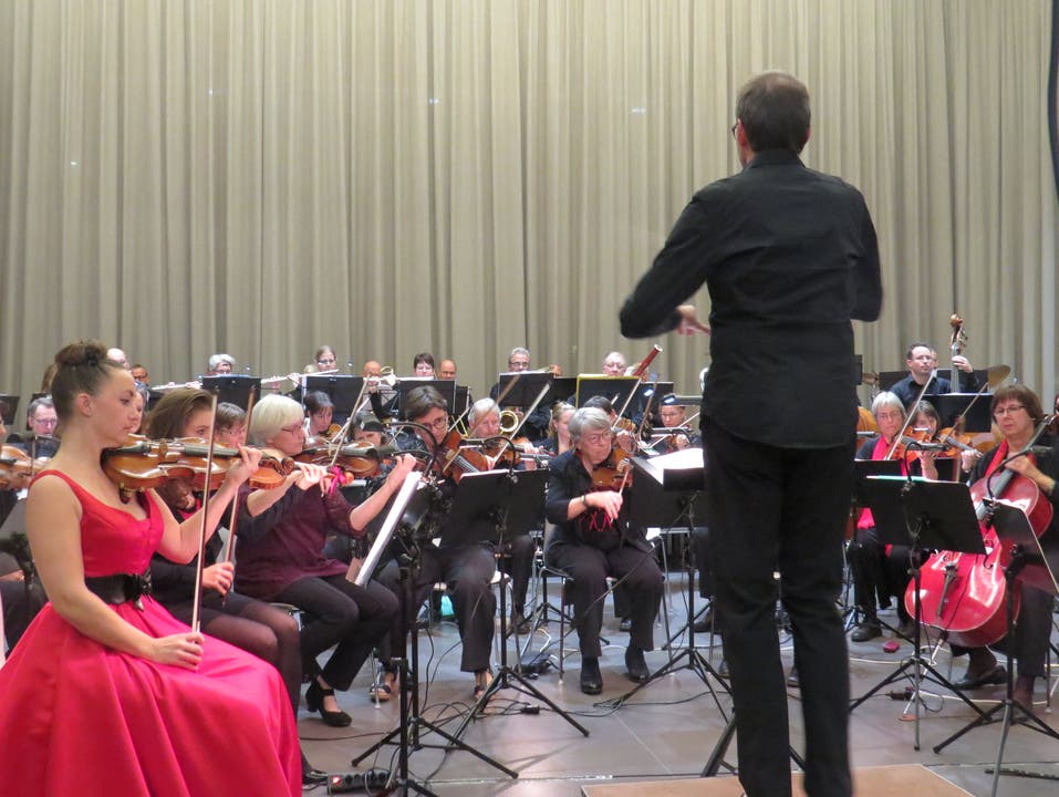 Jubiläumskonzert Orchesterverein Brugg Der Orchesterverein Brugg (OVB) feierte mit dem Jubiläumskonzert «Cinema» seine 200-jährige Vereinsgeschichte. Zusammen mit der Stadtmusik Brugg entstand ein aussergewöhnliches musikalisches Fest.