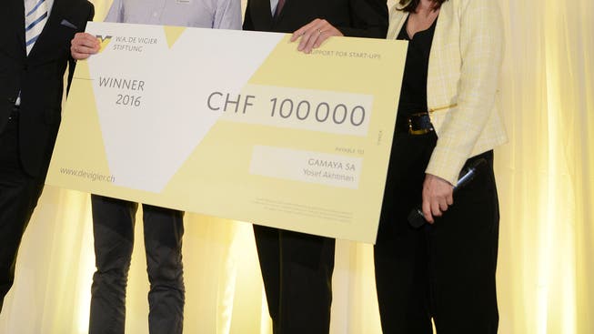 Wer holt die Checks von 100'000 Franken? (Archiv)