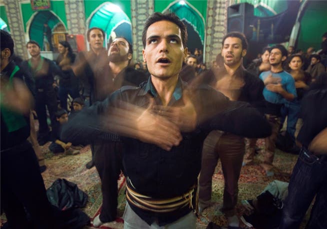 Schiiten trommeln sich zu Ehren des verstorbenen Imam Hussein in der Stadt Yazd auf die Brust.Morteza Nikoubazl/Reuters