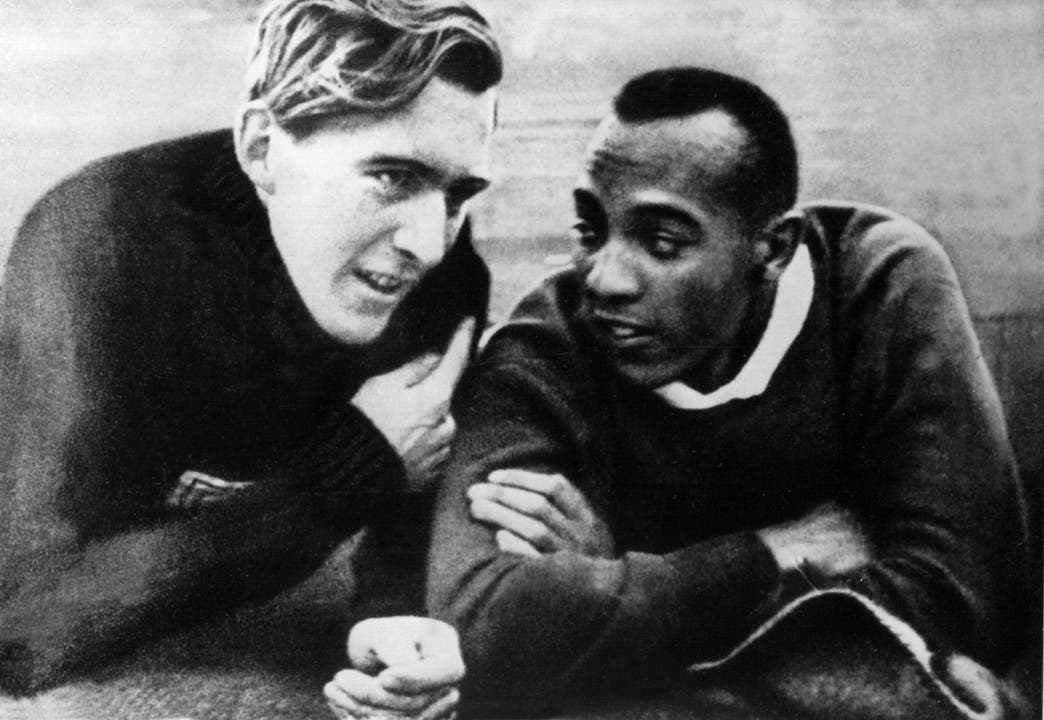 Freundschaft statt Rassismus Jesse Owens (22), farbiger Sprinter und Weitspringer aus den USA, gewinnt vier Goldmedaillen. Vorgesehen war, dass die Arier-Rasse ihre sportliche Überlegenheit zeigt. Stattdessen zeigt sein Rivale Luz Long (mit 7,87 m Zweiter im Weitsprung) menschliche Grösse und umarmt den Sieger. Die gemeinsame Ehrenrunde dürfte den Führer geschmerzt haben. Long starb 1943 im Krieg.