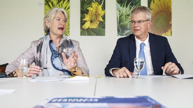 Verwaltungsratspräsidentin Verena Diener und CEO Martin Häusermann präsentieren das Geschäftsergebnis der Solothurner Spitäler.