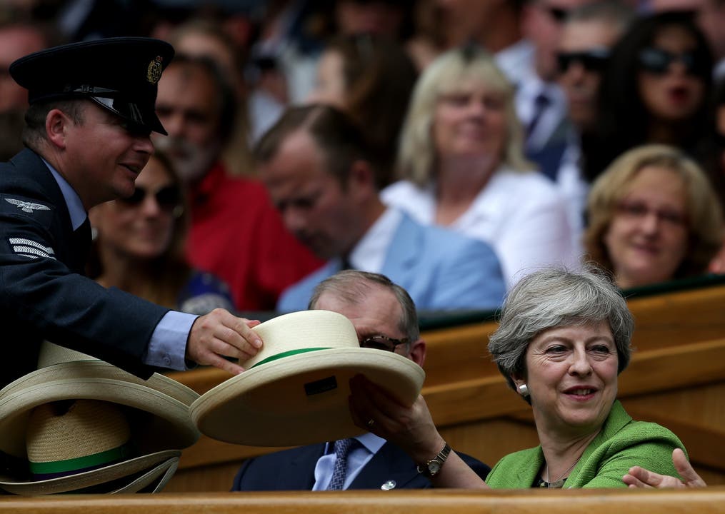 Premierministerin Theresa May (rechts) während des Finals.