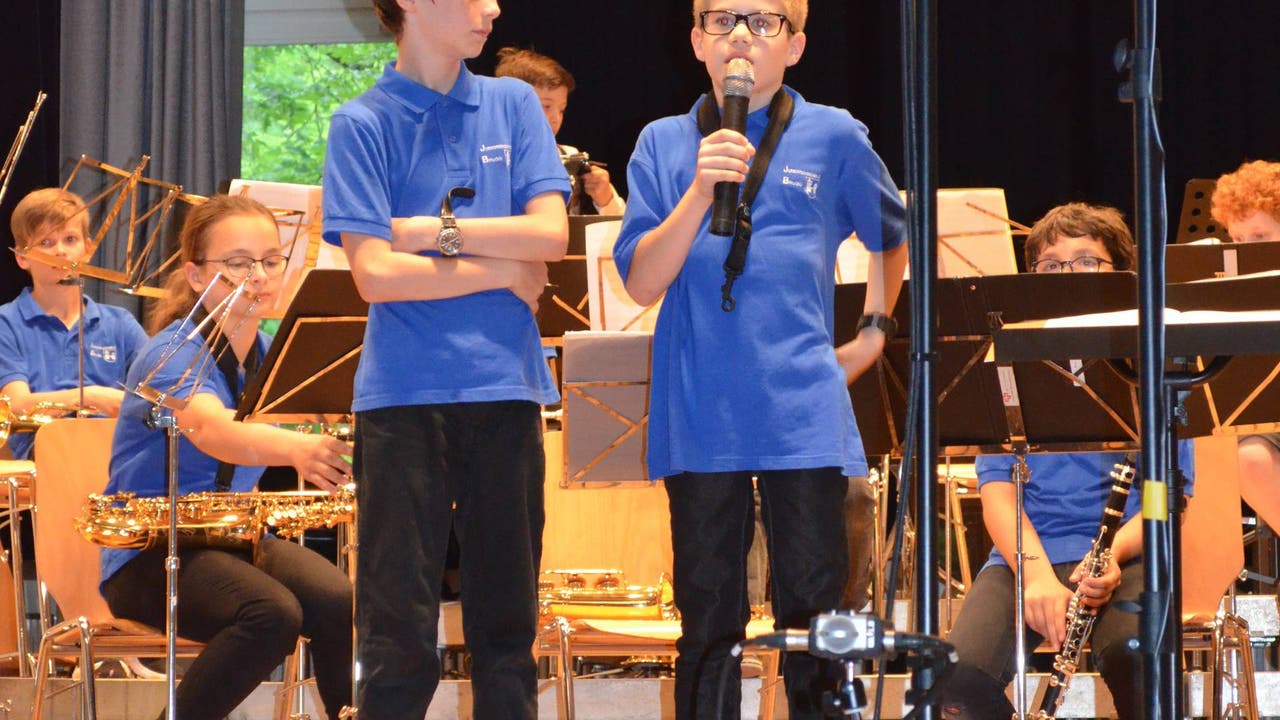 Jahreskonzert Jugendmusik Brugg Die Mitglieder des Juniorenensembles kündigen das nächste Musikstück an.