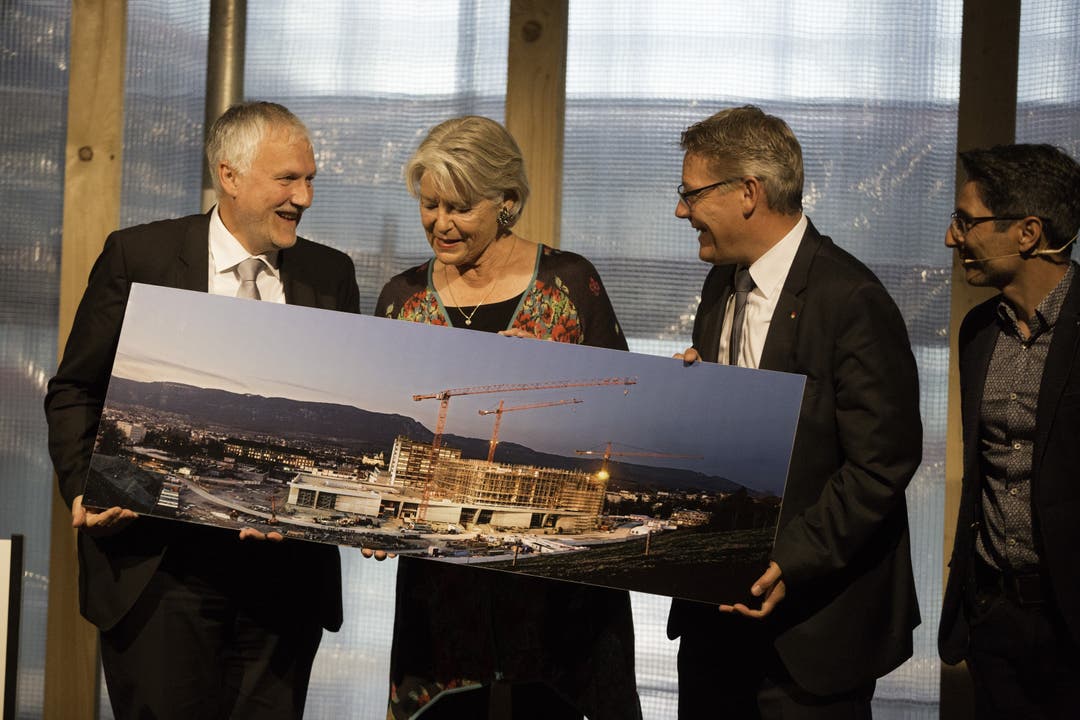 Peter Gomm zusammen mit Verena Diener und Baudirektor Roland Fürst bei der Aufrichte des Bürgerspital-Neubaus Anfang Juni 2017