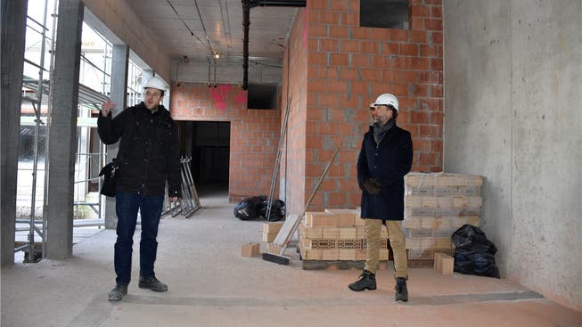 Architekt Patrick Heim (links) und Gemeinderat Stefan Maurer sind mit den Baufortschritten zufrieden.