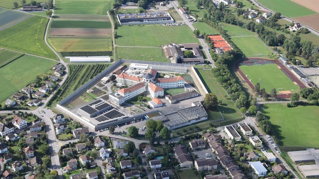 Bedrohung aus der Luft: Die Justizvollzugsanstalt Lenzburg von oben.