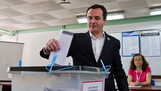 Verspricht, der Korruption ein Ende zu setzen: Der Spitzenkandidat von Vetëvendosje, Albin Kurti, beim Wählen.