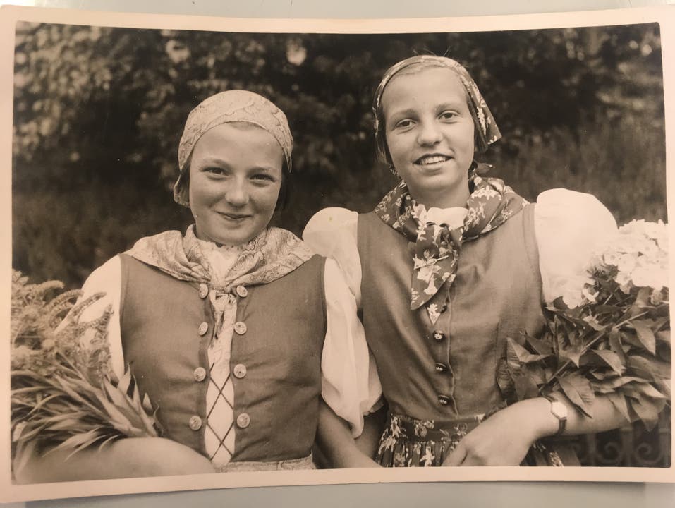 Als Bezirksschülerin... Die junge Anne Marie Zen Ruffinen mit ihrer Schulfreundin Sylvia Trachsel (-Simonett) an der Grossen Badenfahrt 1937.
