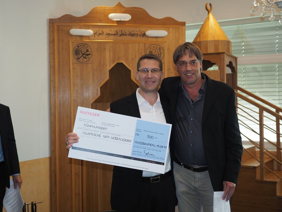 Pfarrer Michael Lepke (rechts) überreichte Selim Selimi einen Scheck über 500 Franken