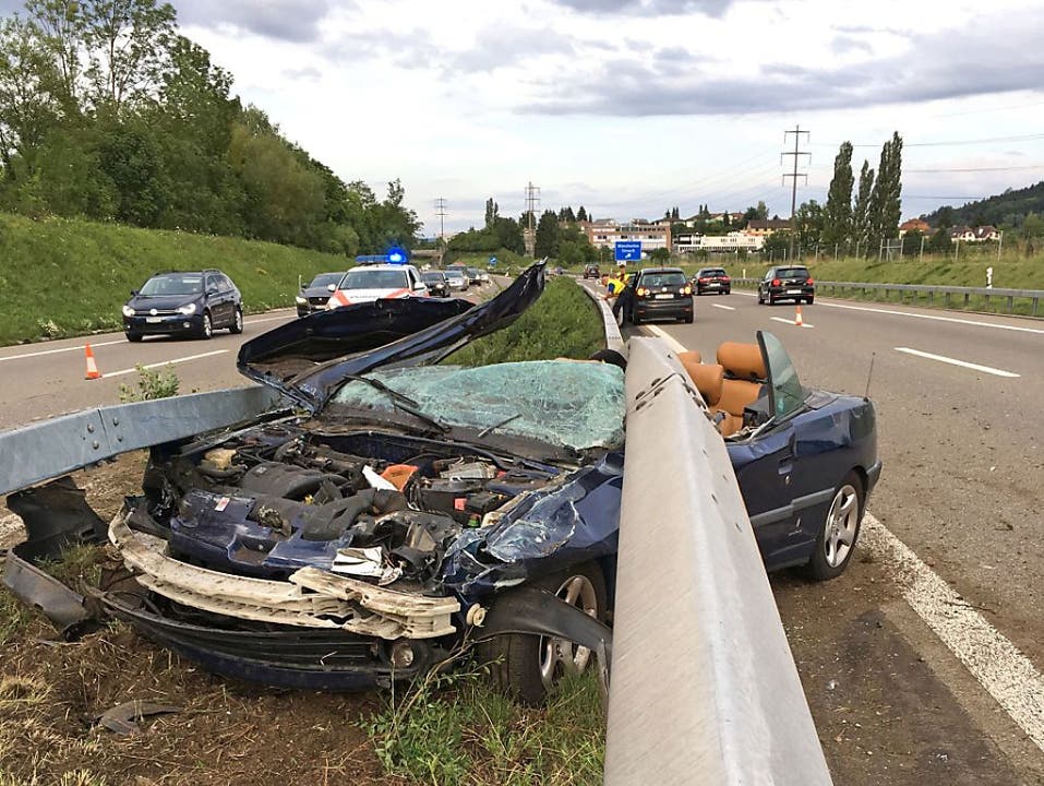 Sirnach (TG), 16. Juli Nachdem ein alkoholisierter Autofahrer die Kontrolle über sein Fahrzeug auf der A1 verloren hatte, prallte das Auto in die Mittelleitplanke. Der 28-jährige Lenker, ein Schweizer, erlitt, leichte bis mittelschwere Kopfverletzungen und wurde ins Spital gebracht.