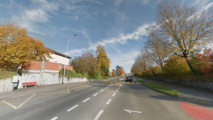 Die 19-jährige Frau wurde auf dem Fussgängerstreifen über die Hendschikerstrasse in Lenzburg von dem Auto erfasst.