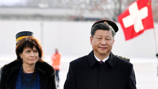 Doris Leuthard empfängt Chinas Präsident Xi Jinping am Flughafen Zürich (Januar 2017).