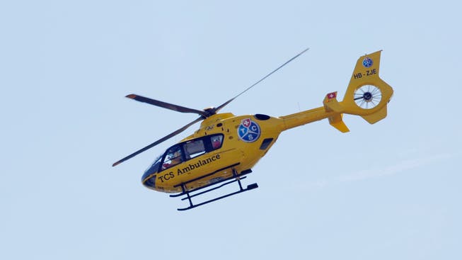 Ein Helikopter fliegt den Mann ins Spital. (Symbolbild)