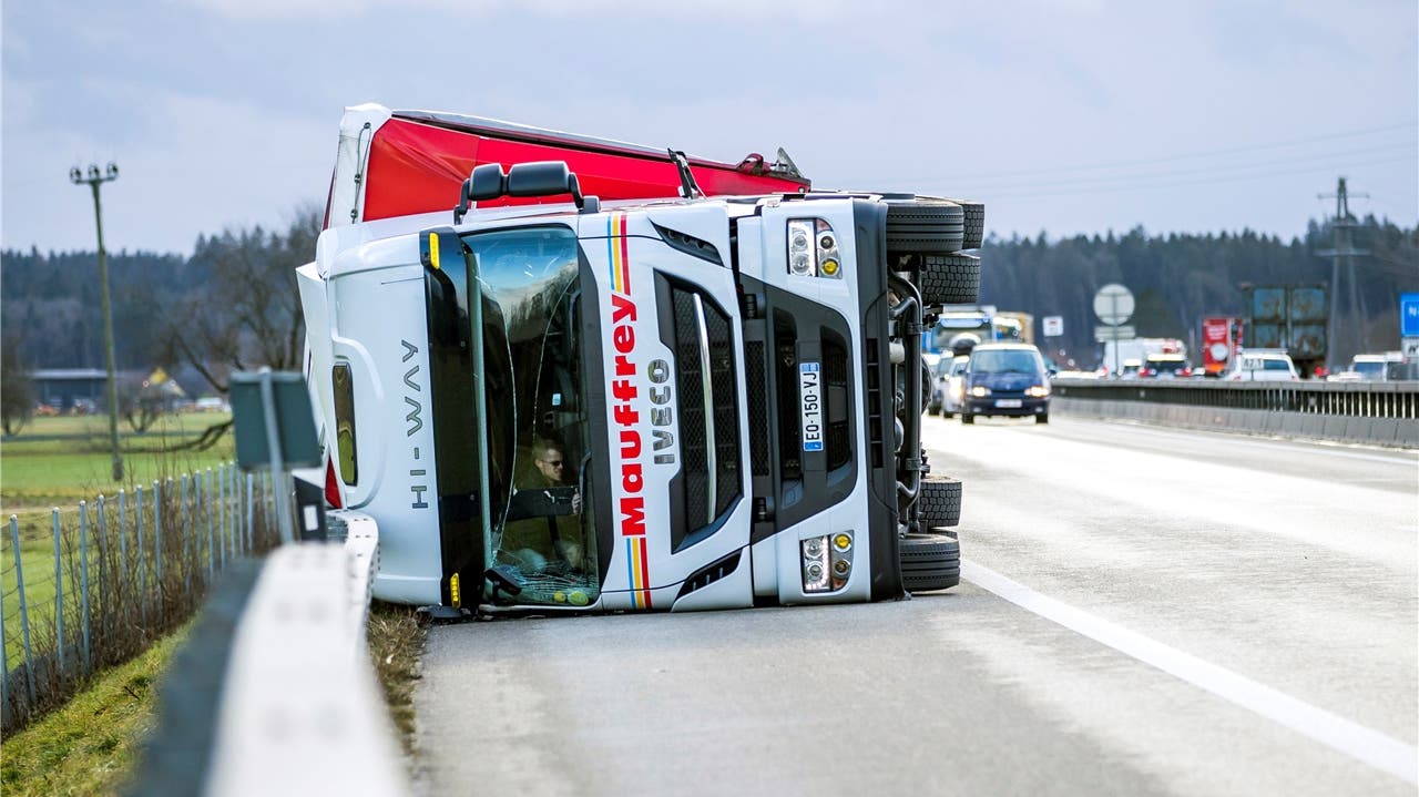Dieser Lastwagen fiel «Burglind» zum Opfer. Er blockierte die Durchfahrt auf der Autobahn A1 Fahrtrichtung Bern zwischen Oensingen und Niederbipp.