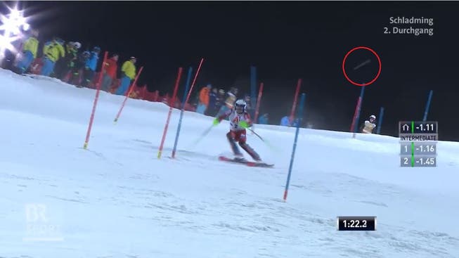 Im Video deutlich zu sehen: Der Norweger Henrik Kristoffersen wird von Zuschauern mit Schneebällen beworfen.