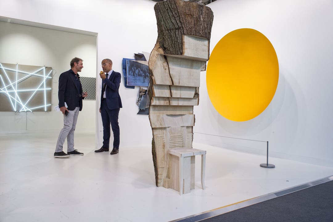 Impressionen vom Auftakt der Art Basel 2017 Stuhl von Kladde und Gelber Trichter von Kaper bei Galerie Kamel / Mennour