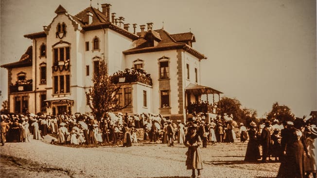 Das Krankenasyl bei der Eröffnung 1902. Im neu eingerichteten Geburtenzimmer kommen 1911 neun Kinder zur Welt.