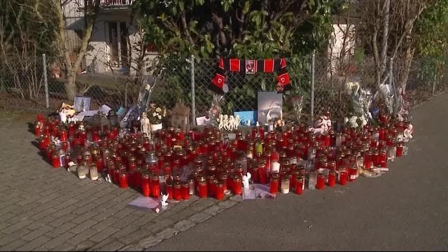 Trauerbekundungen beim Haus im Rupperswiler Spitzbirrli-Quartier, wo die vier getöteten Personen gefunden wurden.