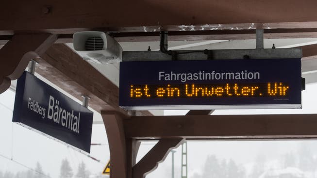 «Unwetter» steht am 18.01.2018 am Bahnhof auf dem Feldberg im Schwarzwald (Baden-Württemberg) auf einer Hinweistafel. Vom Unwetter sind auch Schweizer Bahnbetriebe betroffen.