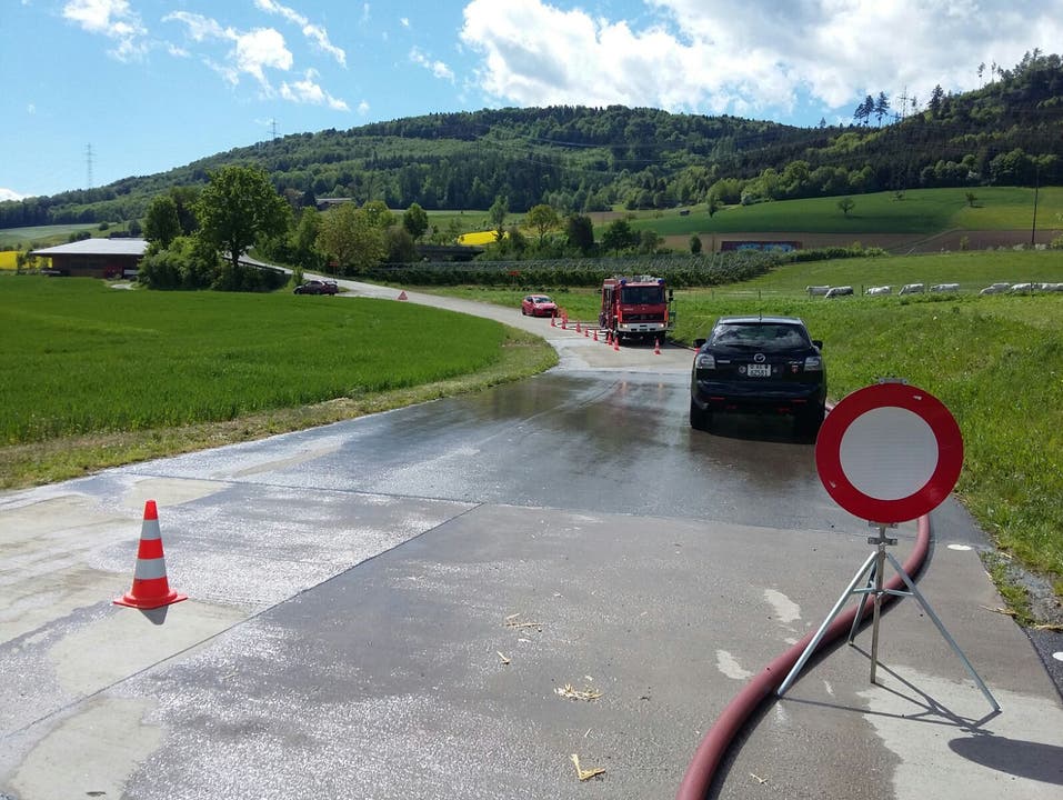Die Feuerwehr hat die Zufahrt zur Brandstätte schon beim Kreisel zwischen Zeiningen und Wallbach gesperrt