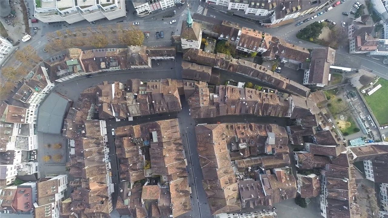 Die Altstadt von Aarau aus der Vogelperspektive einer Drohne.