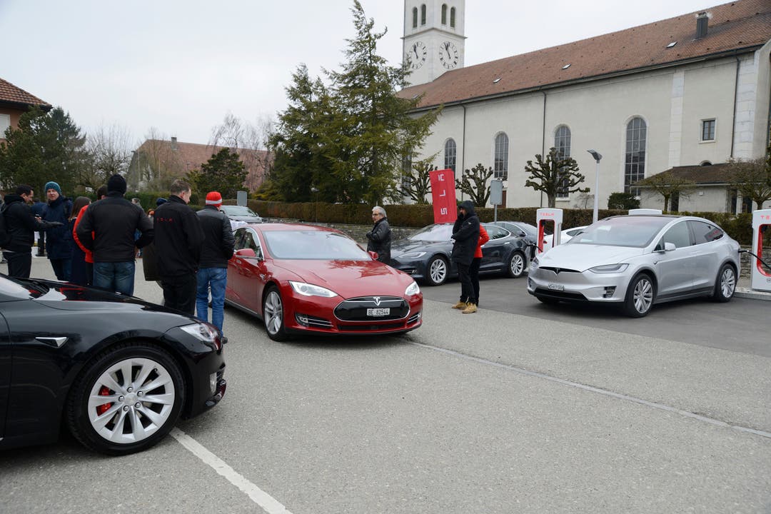 Natürlich ist auch ein Tesla bei der Eröffnung mit von der Partie.