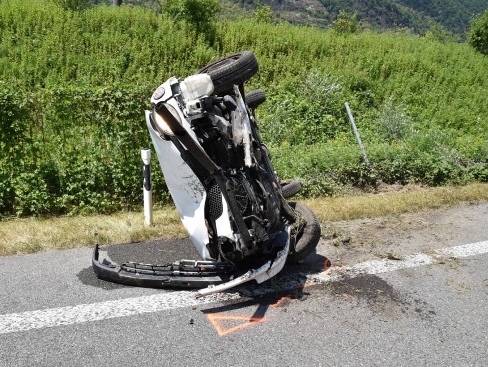Lostallo GR, 1. Juli Spektakulärer Selbstunfall: Eine 78-jährige Lenkerin fuhr auf der A13 auf den Grünstreifen, worauf sich ihr Auto überschlug und umgekippt stehen blieb. Dabei wurde sie leicht verletzt.