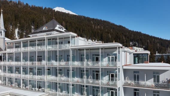 Hard Rock Hotel, Davos ✫✫✫✫ (Fr. 2'280) Vor kurzem eröffnete das erste Hard Rock Hotel in der Schweiz. Die Einrichtung des Hauses in Davos ist niegelnagelneu, der Preis moderat: Eine Woche für zwei Personen im Viersterne-Haus ist für 2280 Franken buchbar. Frühstück ist dabei.