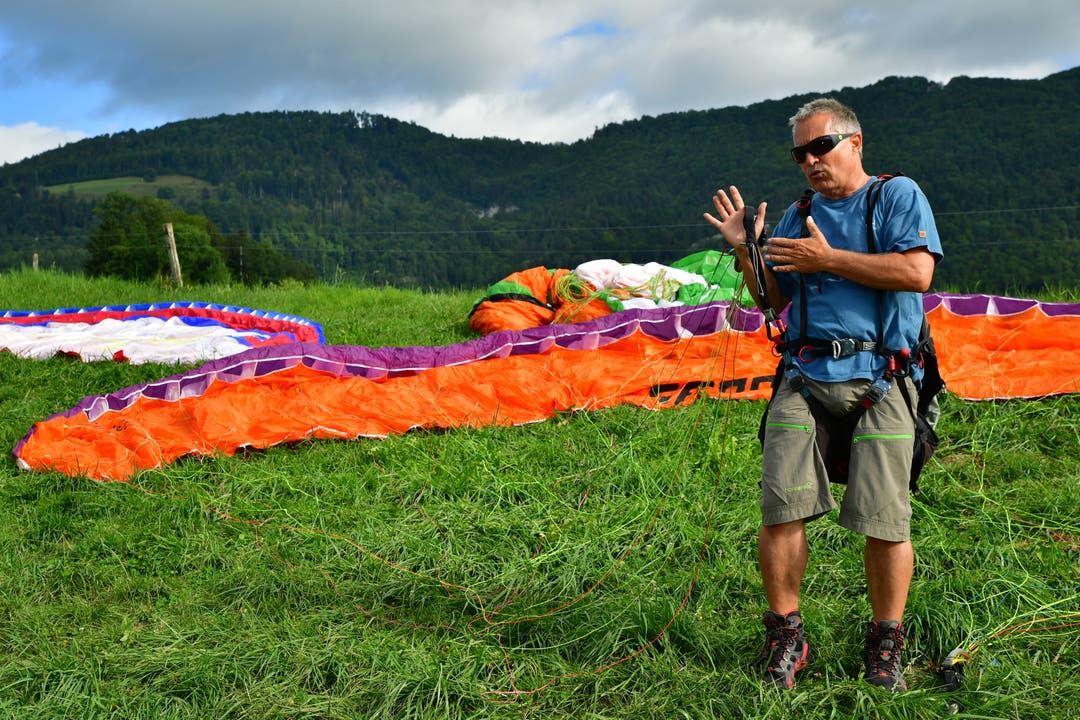 Markus Suremann von der Flugschule Jura erklärt die ersten Schritte beim Gleitschirmfliegen.