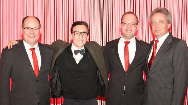 Gut gelauntes Quartett (v. l.): Frank Mackuth (Vorsitzender der Bankleitung), Marc Haller (GV-Moderator), Christian Hug (neuer Privatkundenberater) und Peter Dietschi (VR-Präsident).