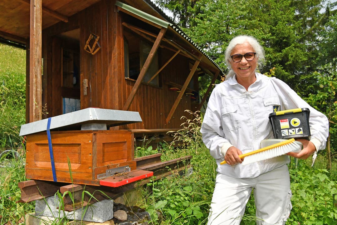 Imkerin Maria Pongratz aus Erlinsbach SO zeigt ihren Bienenstock