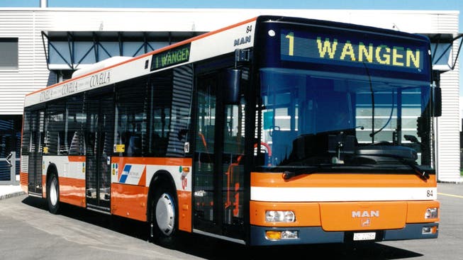September 1999: Noch sind die Farben der Busse nicht in Blau/Weiss gehalten; nur das Banner rechts der Mitteltür weist vorerst auf die neue Unternehmung hin.