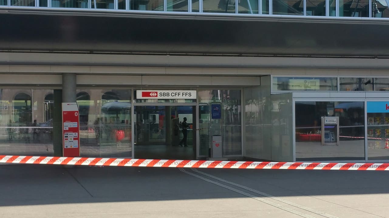 Die Polizei hat den Bahnhofsplatz aus Sicherheitsgründen gesperrt.