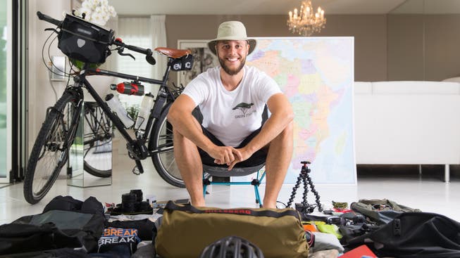 Hab und Gut für ein Jahr: Der 24-jährige Lukas Steiner sitzt inmitten seines Reisegepäcks für den Velotrip nach Kapstadt.