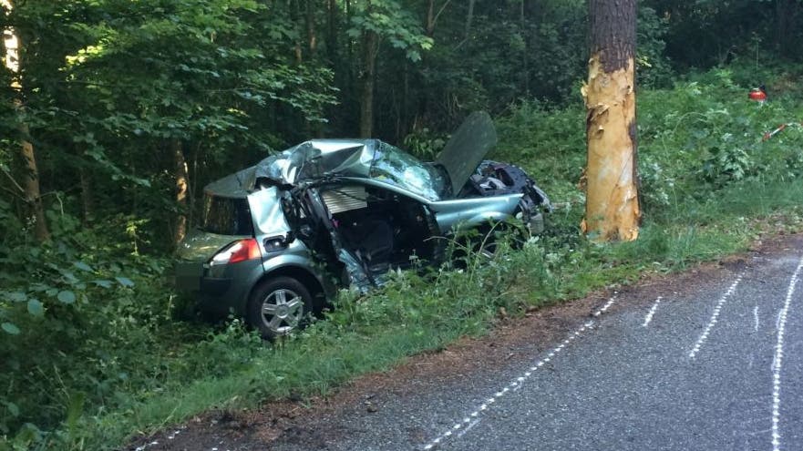 Matzingen (TG), 18. Juni Eine 25-jährige Autofahrerin ist in Matzingen TG in einen Baum gerast. Sie wurde dabei schwer verletzt, ihr 21-jähriger Beifahrer verstarb noch auf der Unfallstelle.