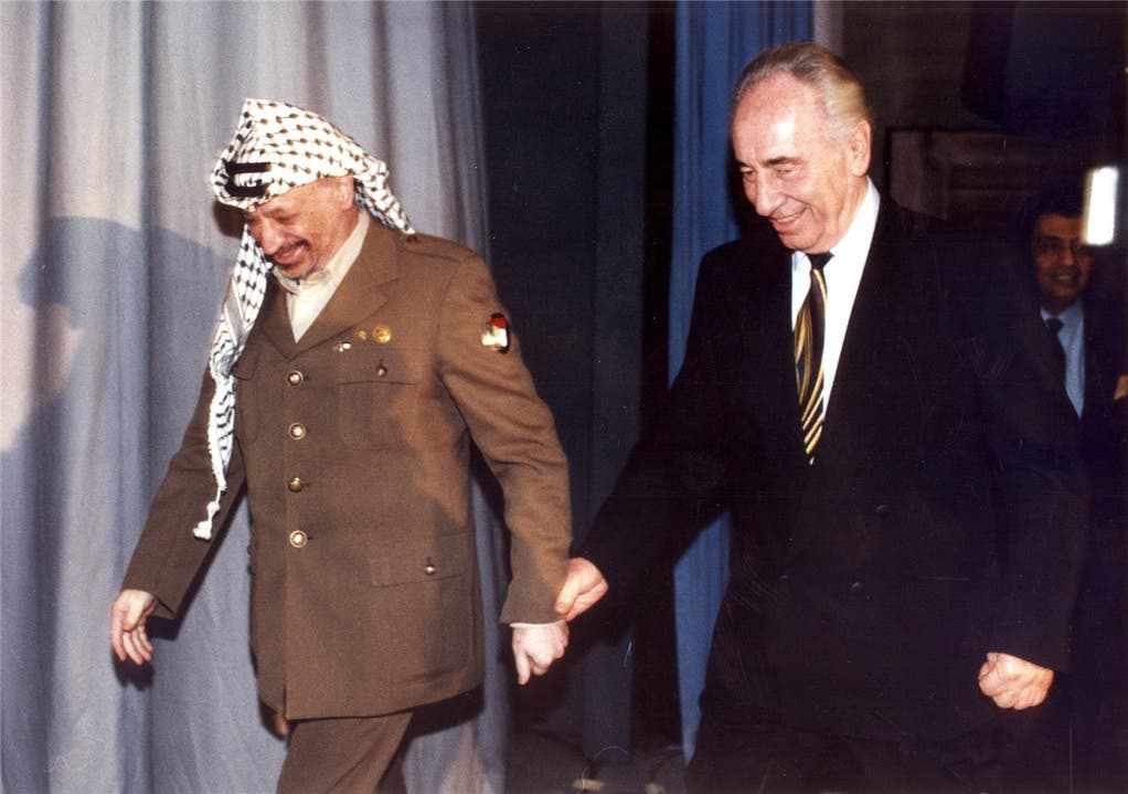 1994 betraten Palästinenser-Präsident Yassir Arafat (l.) und Israels Aussenminister Shimon Peres – die sich bis dahin spinnefeind waren – gemeinsam die Bühne des Davoser Kongresszentrums, Hand in Hand. Sie einigten sich auf einen Vertragsentwurf für den Gaza-Streifen und Jericho.