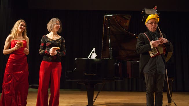 Theatermann Mark Wetter verabschiedete sich. Sängerin Andrea Hofstetter (l.) und Pianistin Masha Wälti-Mihic, die den Neujahrs-Apéro musikalisch begleitet haben, applaudieren ihm.