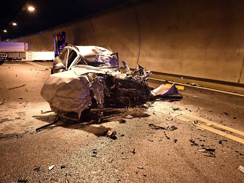 Sachseln (OW), 12. Juni Bei der Kollision eines Personenwagens mit einem Lastwagen im Tunnel Sachseln wird eine 52-jährige Autolenkerin tödlich verletzt . Sie war aus ungeklärten Gründen auf die Gegenfahrbahn geraten.