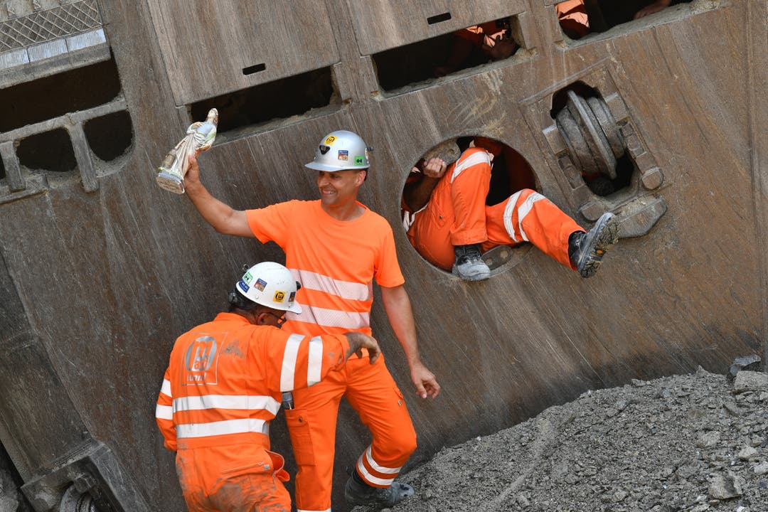 Sergio Massignani, Projektleiter ARGE Tunnel Belchen, empfängt mit der Barbarafigur die Tunnelheilige.