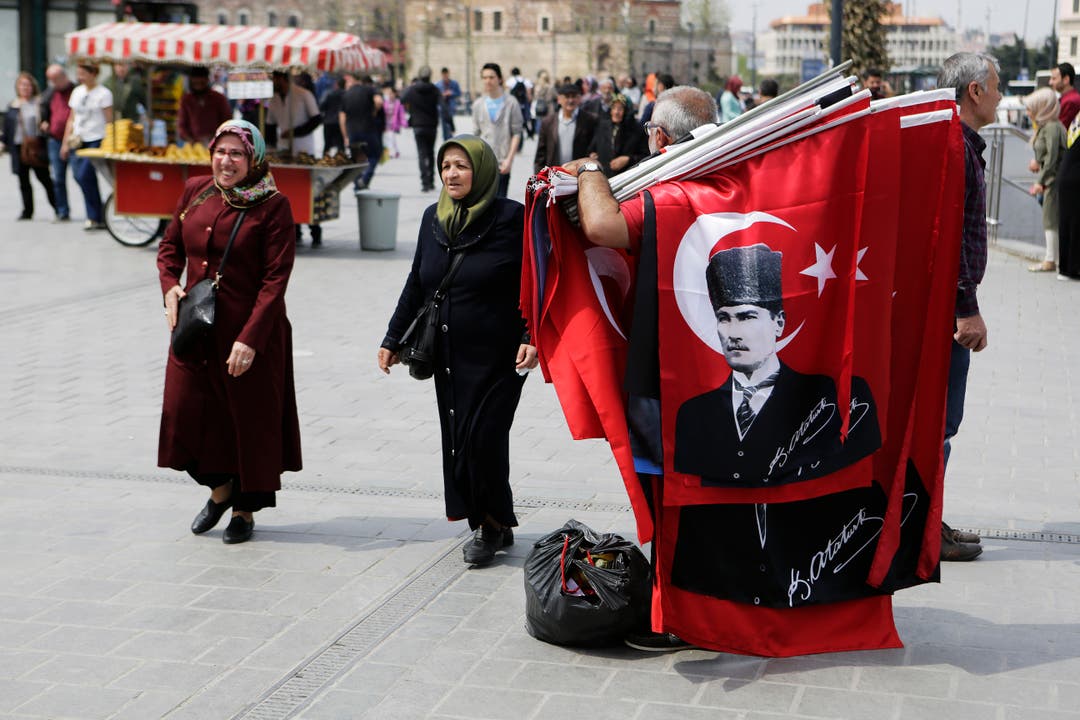 Ein Mann verkauft Flaggen mit dem Konterfei von Staatsgründer Kemal Atatürk.