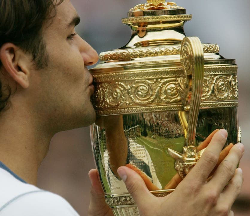  5) Federer gewinnt 2005 seinen dritten Wimbledon-Titel. Sein Opfer Andy Roddick: 6:2, 7:6 (7:2), 6:4.