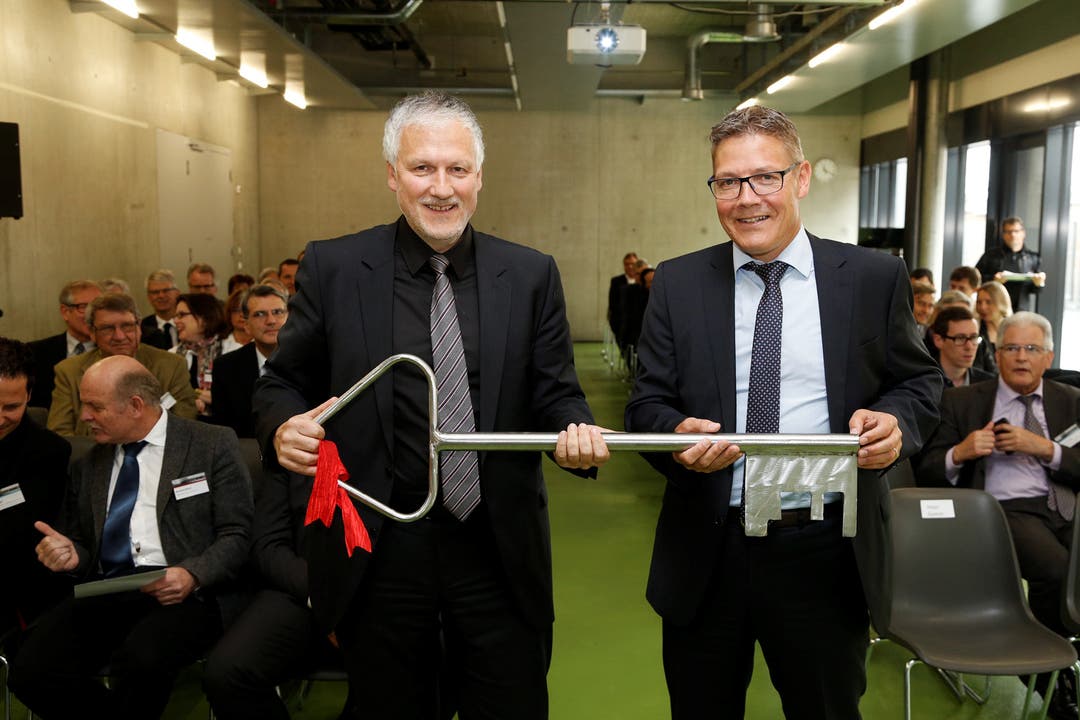 Mai 2014: Roland Fürst übergibt den Schlüssel der neuen Justizvollzugsanstalt an Landammann Peter Gomm