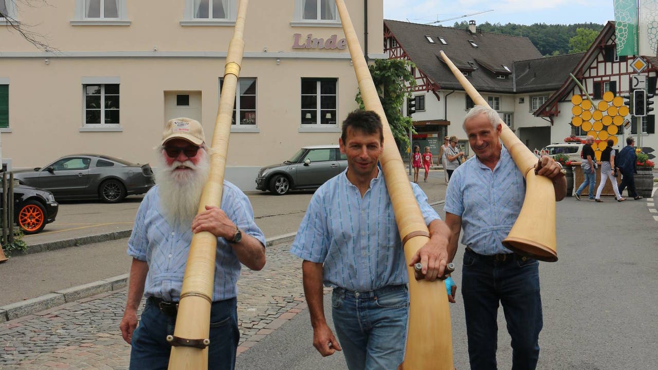 Die Alphornisten ziehen in Weiningen ein.