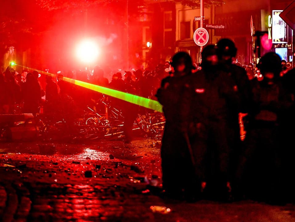 Militante G20-Demonstranten setzen in der Hamburger Innenstadt auch ein Laser-Gerät gegen Polizisten ein.