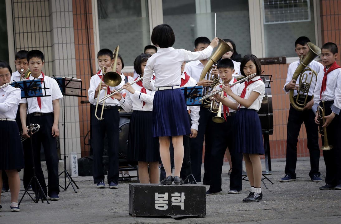 Alltag in Nordkorea - Impressionen Eine Schulband performt an einem Feierabend.
