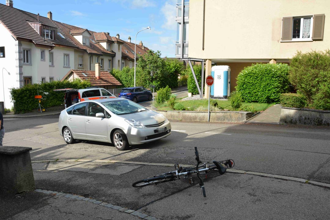 Olten (SO), 7. Juni Gegen 8.50 Uhr kollidierten im Bereich einer Kreuzung ein 76-jähriger Automobilist und eine 22-jährige Velofahrerin. Die Fahrradlenkerin wurde dabei verletzt.