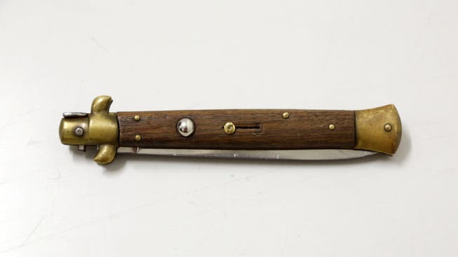 Der Kauf und Import eines Springmessers mit einer Klingenlänge von 8,5 Zentimetern ist in der Schweiz ohne vorliegende Bewilligung verboten. (Symbolbild)
