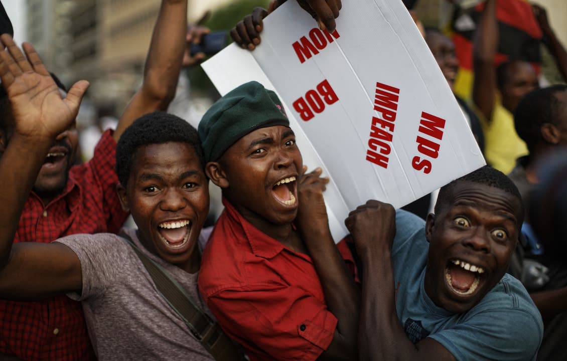 Simbabwer feiern vor dem Parlamentsgebäude in Harare, der Hauptstadt von Simbabwe.