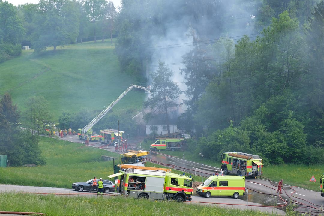 Auf den Brand aufmerksam gemacht wurde die Kantonspolizei kurz vor 16 Uhr. Einfamilienhaus brennt an der Luzernerstrasse in Birmensdorf am 7. Mai 2018