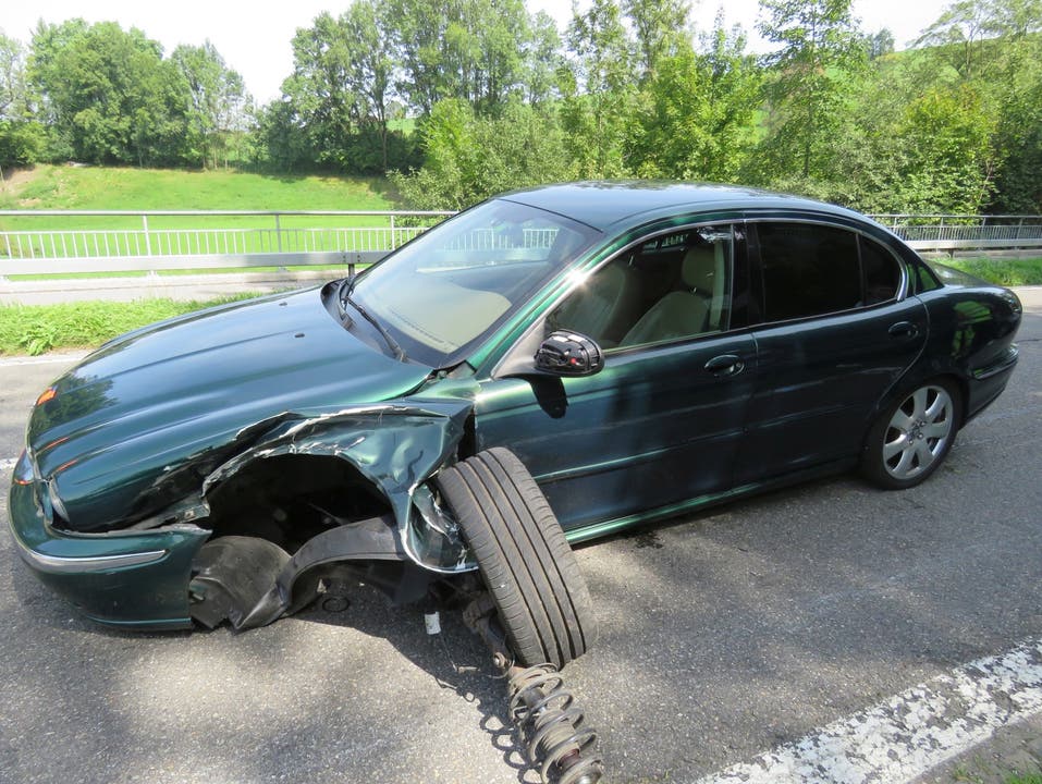 Sins, 31. August Gestern Mittwochmittag, 30. August 2017, 12.10 Uhr prallten auf der Aarauerstrasse in Sins ein Jaguar mit einem Audi zusammen. Der Sachschaden wird auf zirka 15'000 Franken geschätzt.